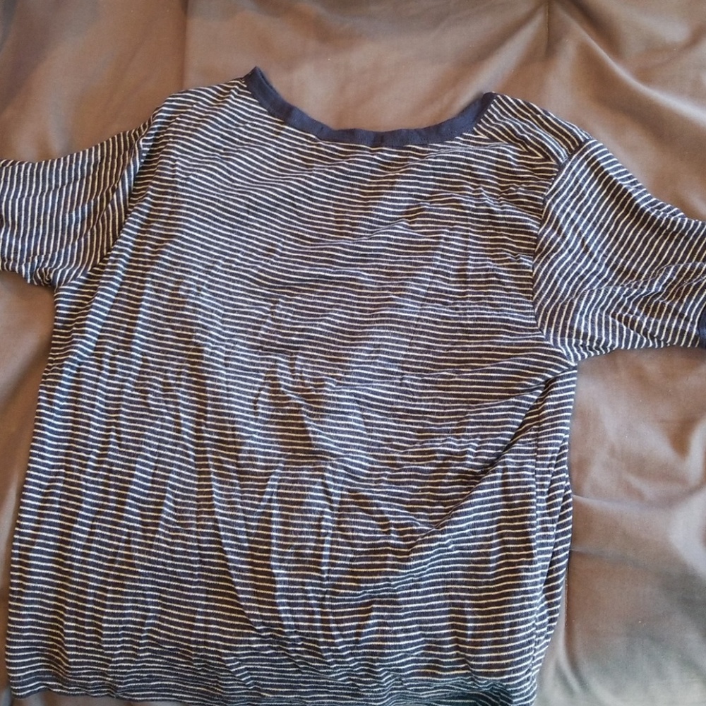 Short sleeve navy and white crew neck shirt